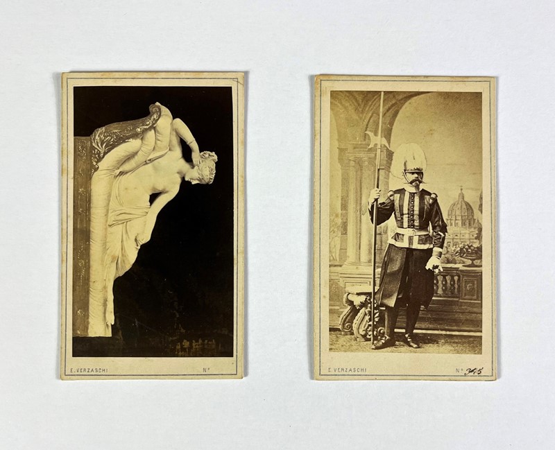 La Venere vincitrice del Canova e una guardia svizzera. Due fotografie.  - Albumin  [..]
