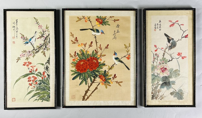 Lotto di tre disegni Cinesi incorniciati raffiguranti fiori, uccelli e iscrizioni.  [..]