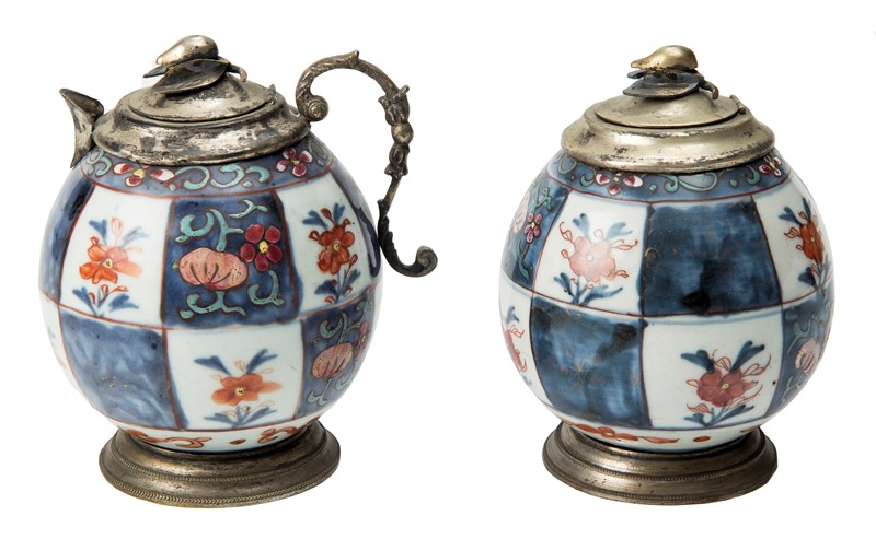 A pair of Antique Chinese covered Jar and Porcelain. Silver cover and base, punched.  [..]