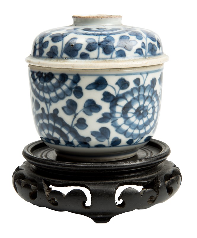 A Chinese Blue and White &#39;Lotus&#39; Cupfull and Cover.  - Auction ASIAN  [..]