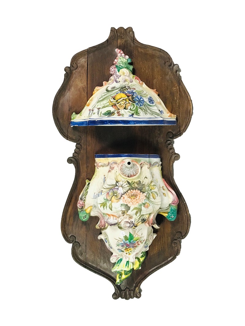 Hanging fingerwasher with wooden panel.  - Auction ASIAN AND CONTINENTAL FINE ARTS  [..]