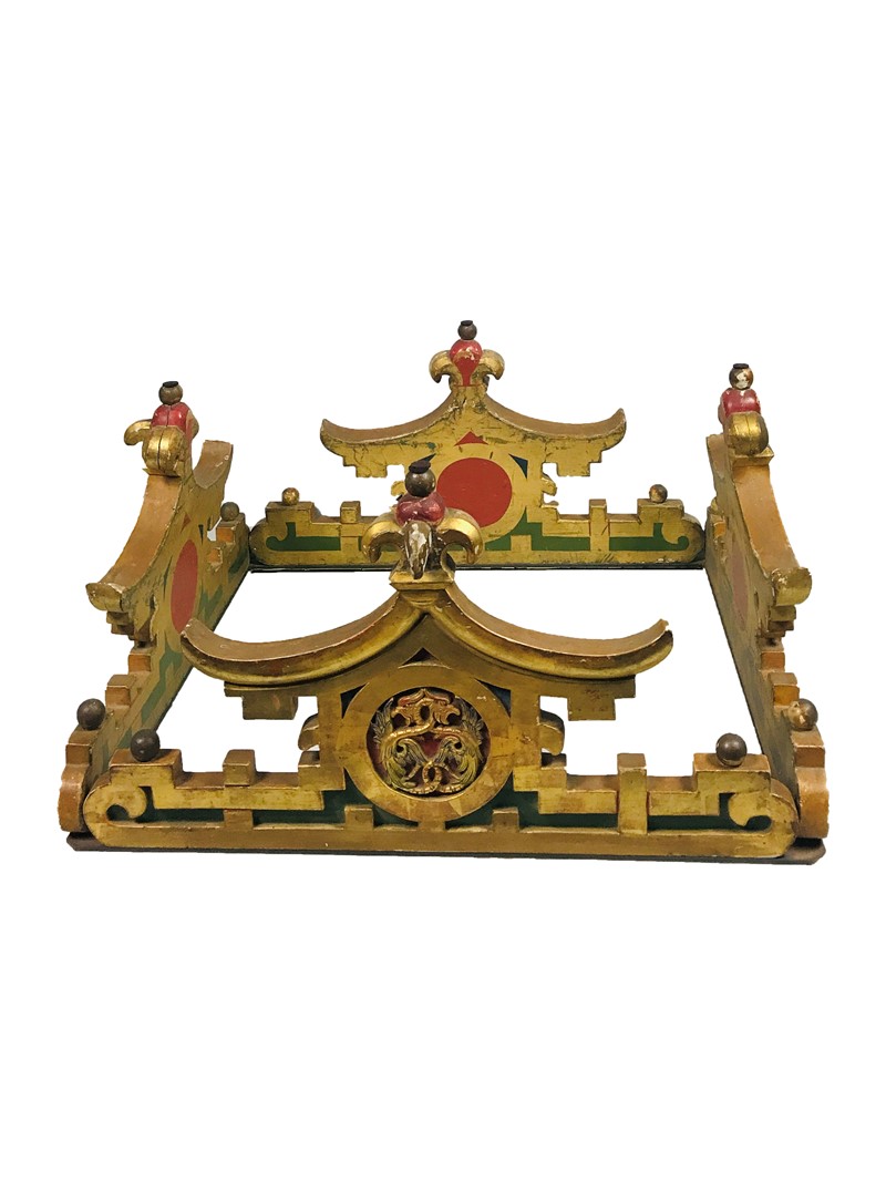 Chinese-style rectangular acroterion in wood decorated and lacquered in gold, green  [..]